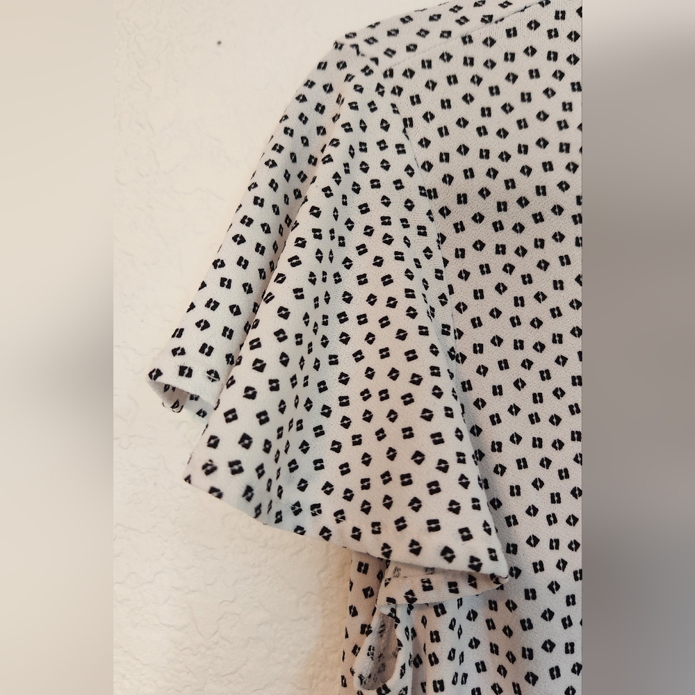 Adrianna Papell‎ White w/ Black Squares Faux Wrap Shirt w/ Cape Sleeves, Small - Picture 4 of 8